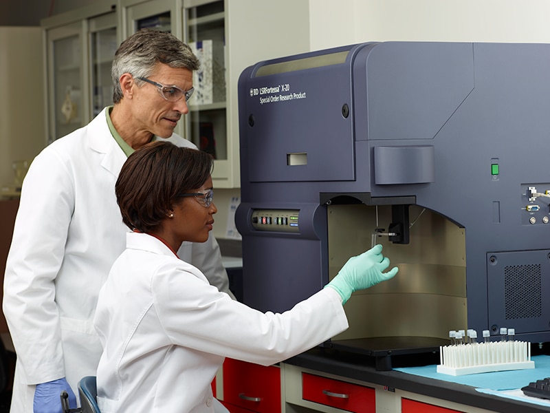 A pair of scientists using a BD LSRFortessa™ X-20 in a lab. A pair of scientists using a BD LSRFortessa™ X-20 in a lab.
