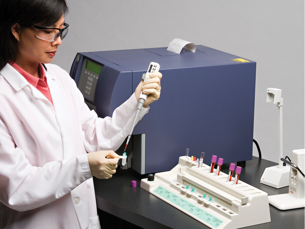 Scientist using BD FACSCount™ in a lab. Scientist using BD FACSCount™ in a lab.